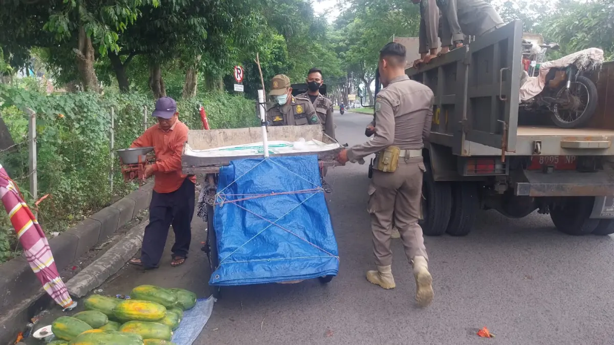 PENERTIBAN: PKL di Taman Pinang Indah diangkut ke truk Satpol PP Sidoarjo.
