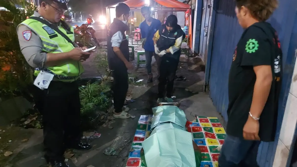 SAKIT: Polisi memeriksa jenazah Umar Bakri yang ditemukan meninggal di kawasan Bringinbendo, Taman, Sidoarjo.

&nbsp;