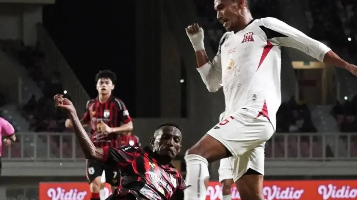 TUMBANG: Pemain Deltras FC (jersey putih) saat menghadapi pemain Persipura Jayapura, Sabtu (28/3). (Foto Deltras Sidoarjo)