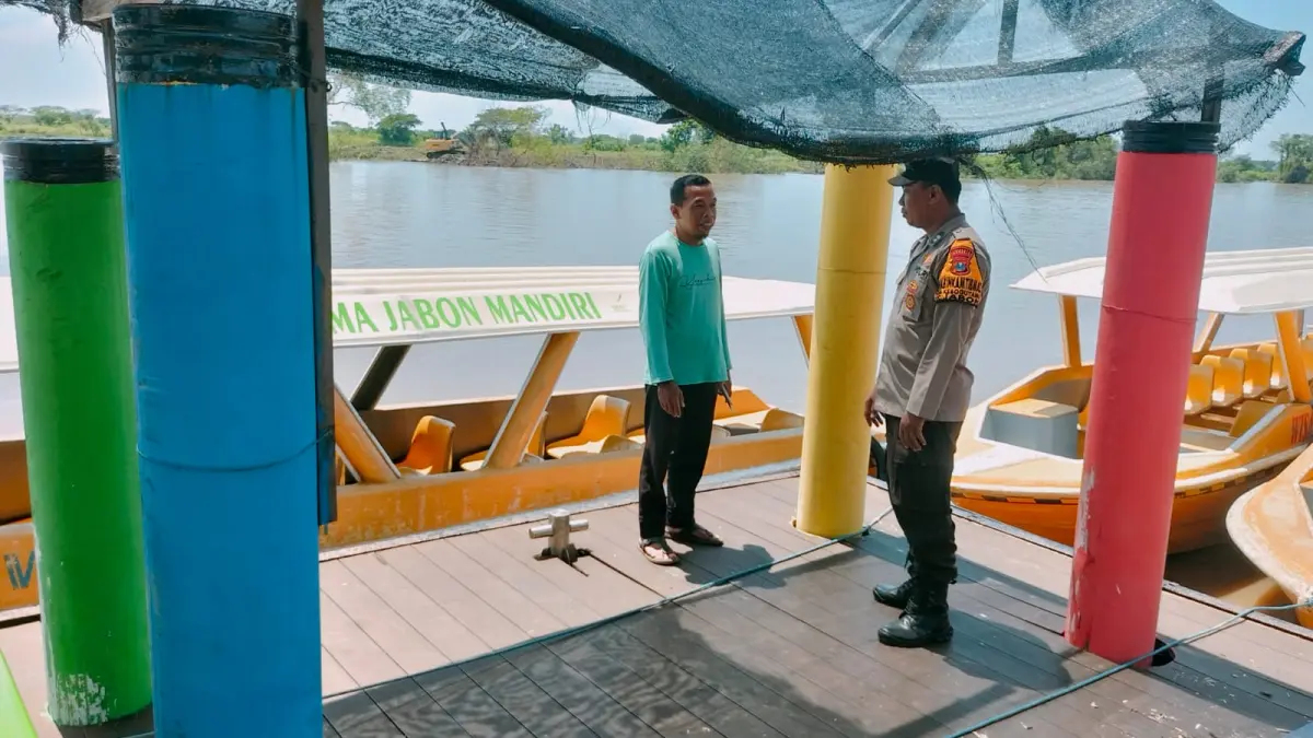 HUMANIS: Personel kepolisian siaga di kawasan wisata bahari Tlocor, Sidoarjo.