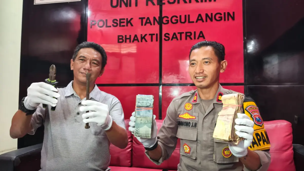 KAMBUH LAGI: Petugas kepolisian menunjukkan barang bukti kasus pencurian kotak amal yang diamankan di Mapolsek Tanggulangin, Sidoarjo.
