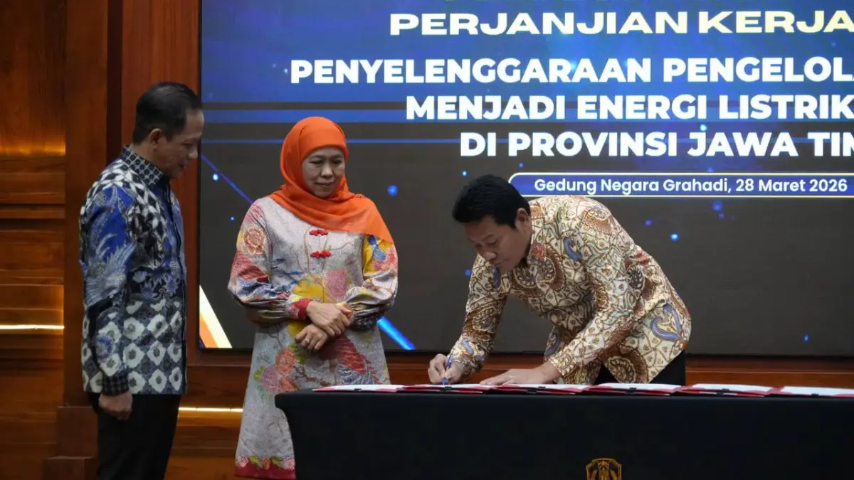 KOORDINASI: Bupati Sidoarjo Subandi menandatangani Perjanjian Kerja Sama (PKS) pengolahan sampah menjadi energi listrik&nbsp;melibatkan Pemprov Jatim bersama sejumlah pemerintah daerah di kawasan Surabaya Raya dan Malang Raya.&nbsp;