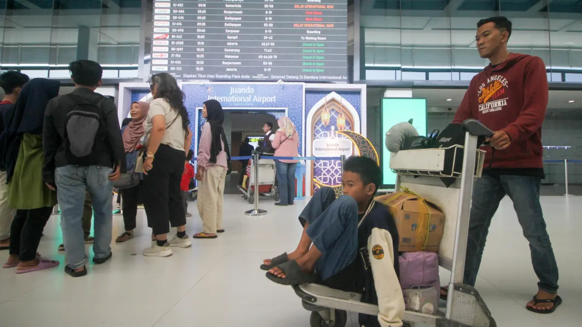 RAMAI: Arus balik Lebaran di Bandara Juanda menunjukkan peningkatan signifikan. Calon penumpang memadati area keberangkatan. (SURYANTO/RADAR SIDOARJO)