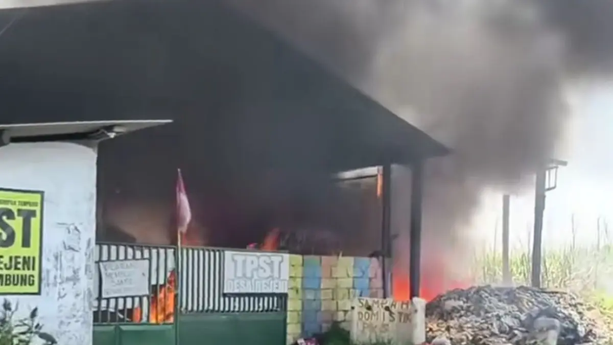 BERKOBAR: Api melahap TPST di Desa Rejeni, Krembung.