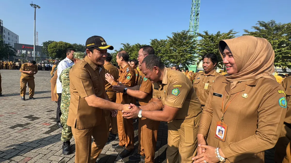 LEBARAN: Bupati Sidoarjo Subandi dalam acara halalbihalal di parkir timur GOR Delta Sidoarjo, Senin (30/3).

&nbsp;