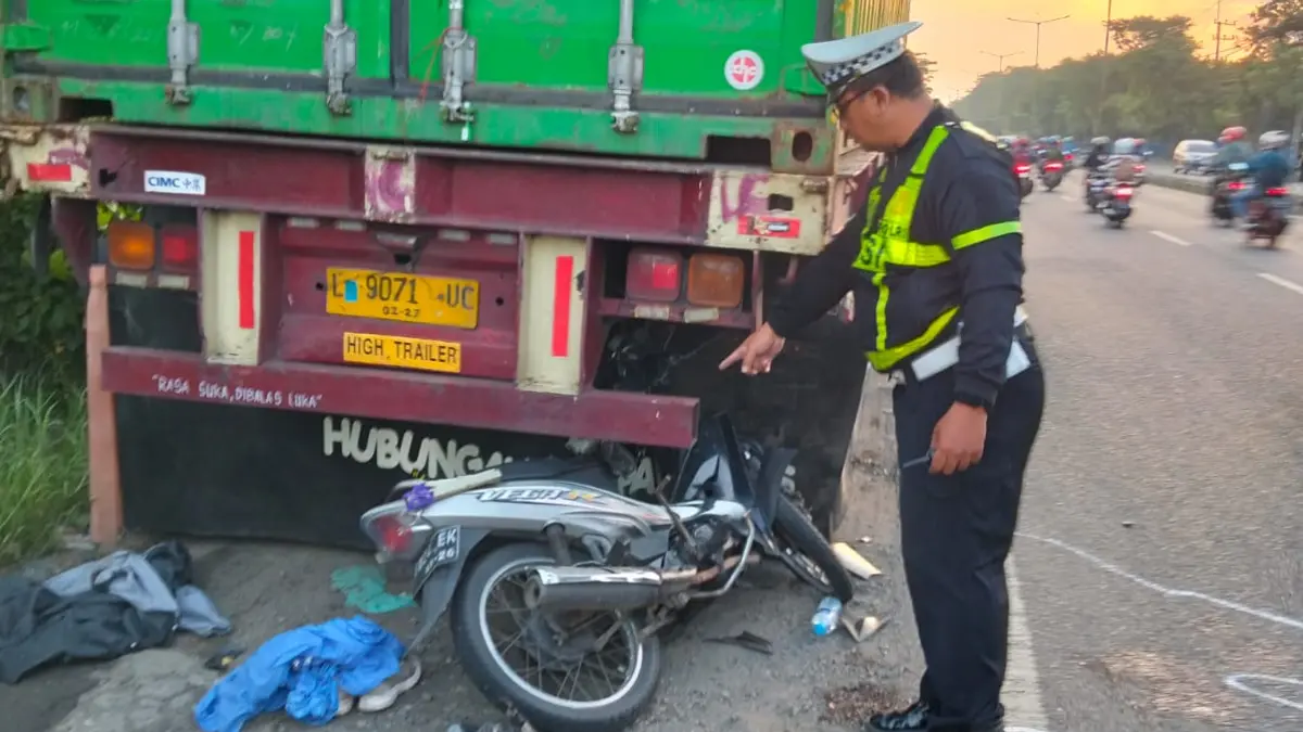 RINGSEK: Polisi saat memeriksa lokasi kejadian kecelakaan lalu lintas di jalan Raya Bringinbendo, Taman, Sidoarjo.&nbsp;