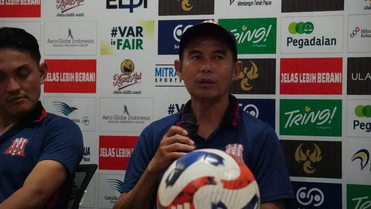 BANGKIT: Pelatih Deltras Sidoarjo, Nurul Huda, saat konferensi pers.