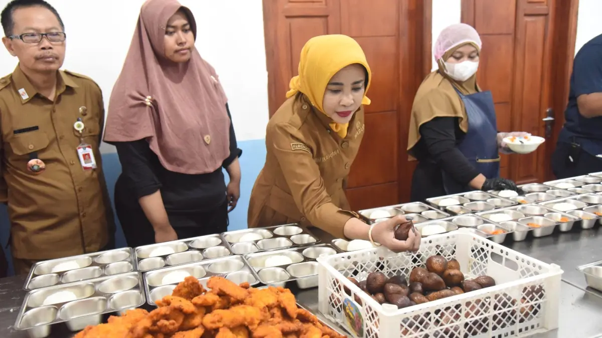 HIGIENIS: Wakil Bupati Sidoarjo Mimik Idayana melakukan inspeksi mendadak ke Satuan Pelayanan Pemenuhan Gizi (SPPG) di Desa Kepuhkemiri, Kecamatan Tulangan.