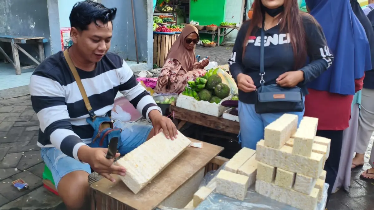 LARIS: Salah satu perajin tempe di pasar tradisional di Sidoarjo. (DIKY SANSIRI/RADAR SIDOARJO)