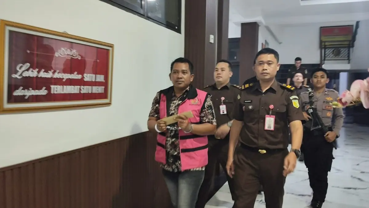 TERSANGKA: Kades Mulyodadi, Slamet Priyanto, saat akan ditahan oleh tim Kejari Sidoarjo.