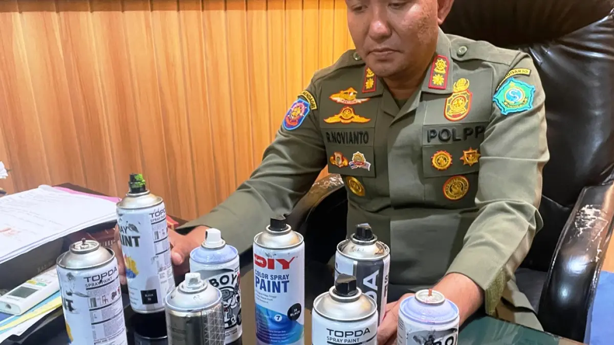 DIAMANKAN: Barang bukti kaleng cat semprot yang digunakan pelajar untuk vandalisme. 