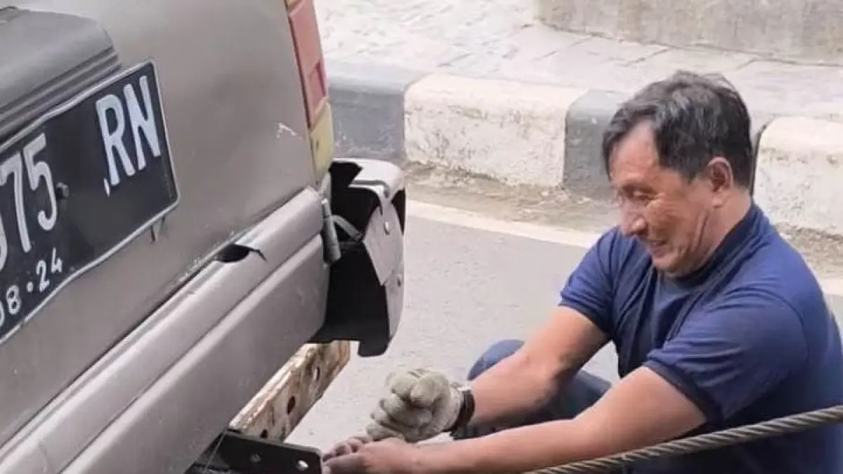 MELANGGAR: Mobil Isuzu Panther diderek petugas Dishub Sidoarjo karena parkir sembarangan.