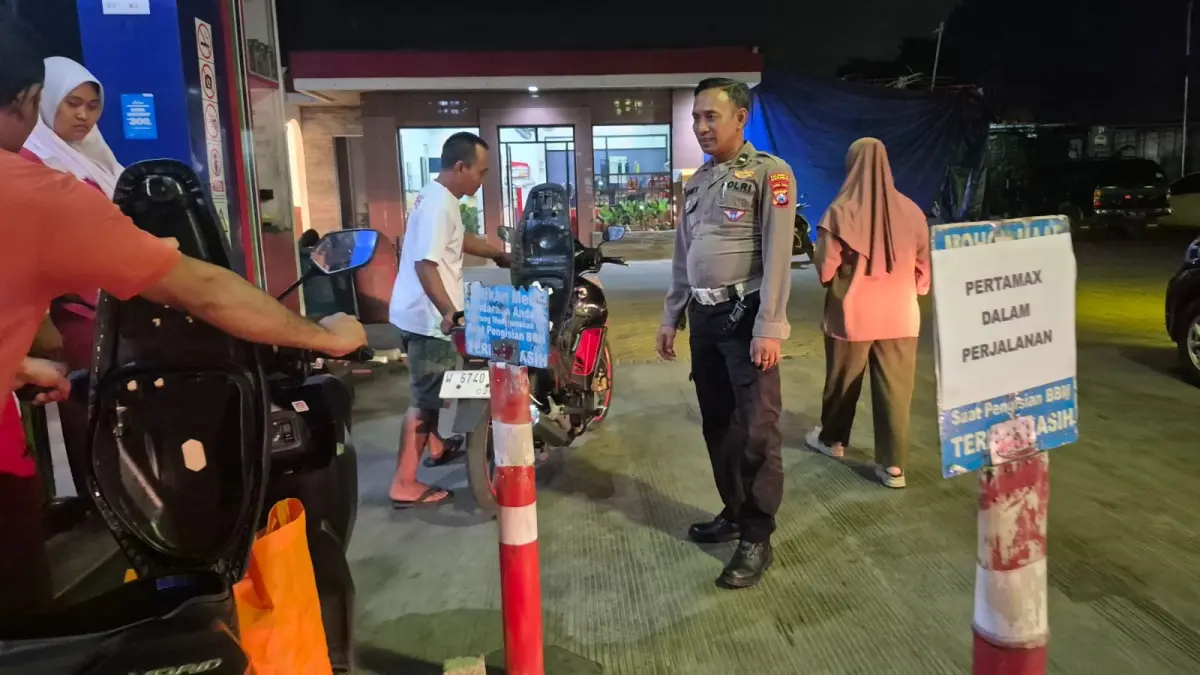 SIAGA: Personel Polresta Sidoarjo berjaga di salah satu SPBU untuk mengantisipasi gangguan kamtibmas.