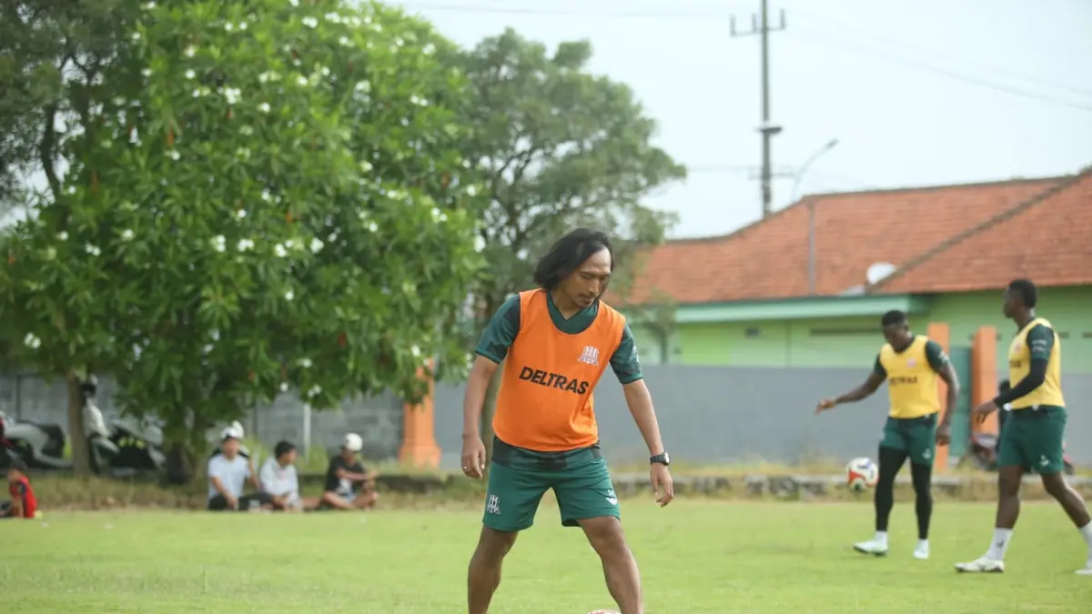 TANTANGAN BARU: Hariono mulai beraktivitas sebagai asisten pelatih Deltras FC Sidoarjo.