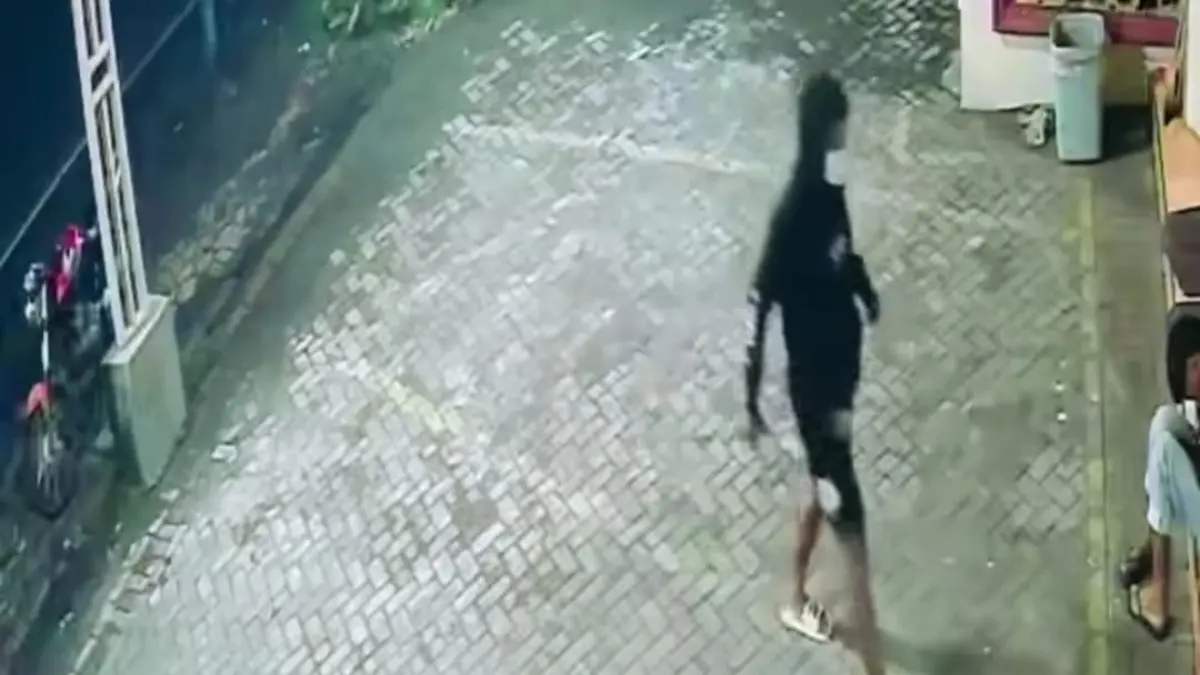 TEREKAM CCTV: Terduga pelaku pencurian motor di kawasan Masjid Miftahul Jannah, Balongbendo.