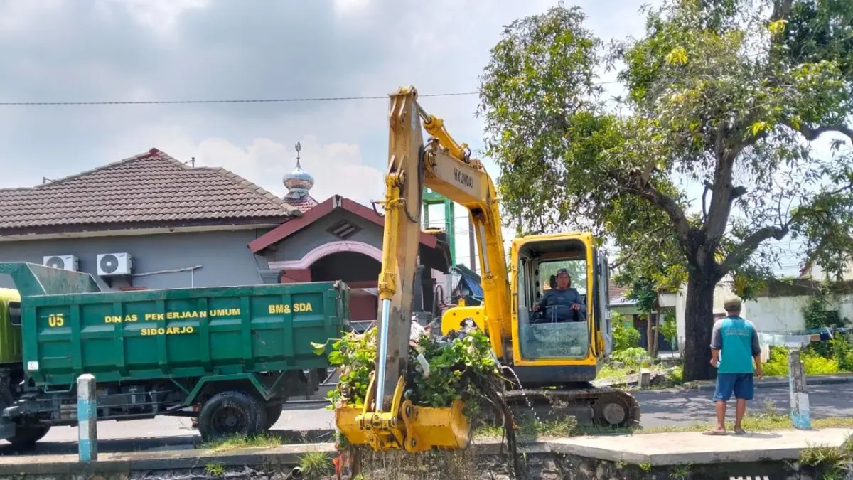 ANTISIPASI: Alat berat diterjunkan untuk normalisasi sungai di Sidoarjo.