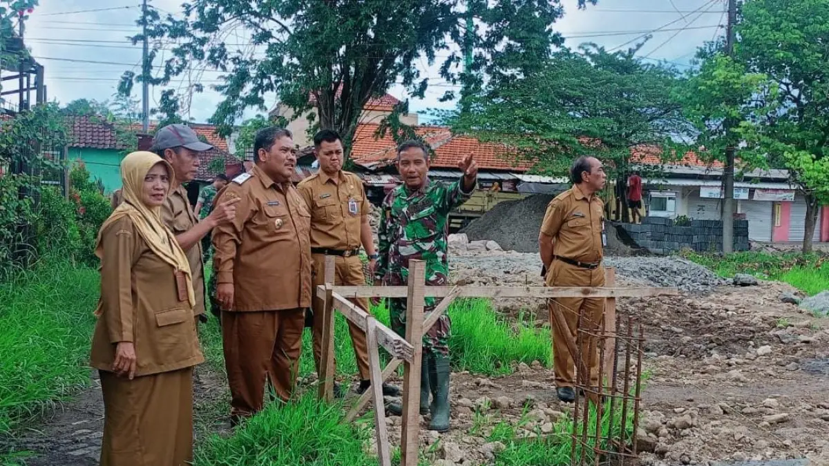 DIKEBUT: Kepala Dinas Koperasi dan Usaha Mikro (Dinkop UM) Kabupaten Sidoarjo Edi Kurniadi saat meninjau lokasi rencana pembangunan KDMP beberapa waktu lalu.