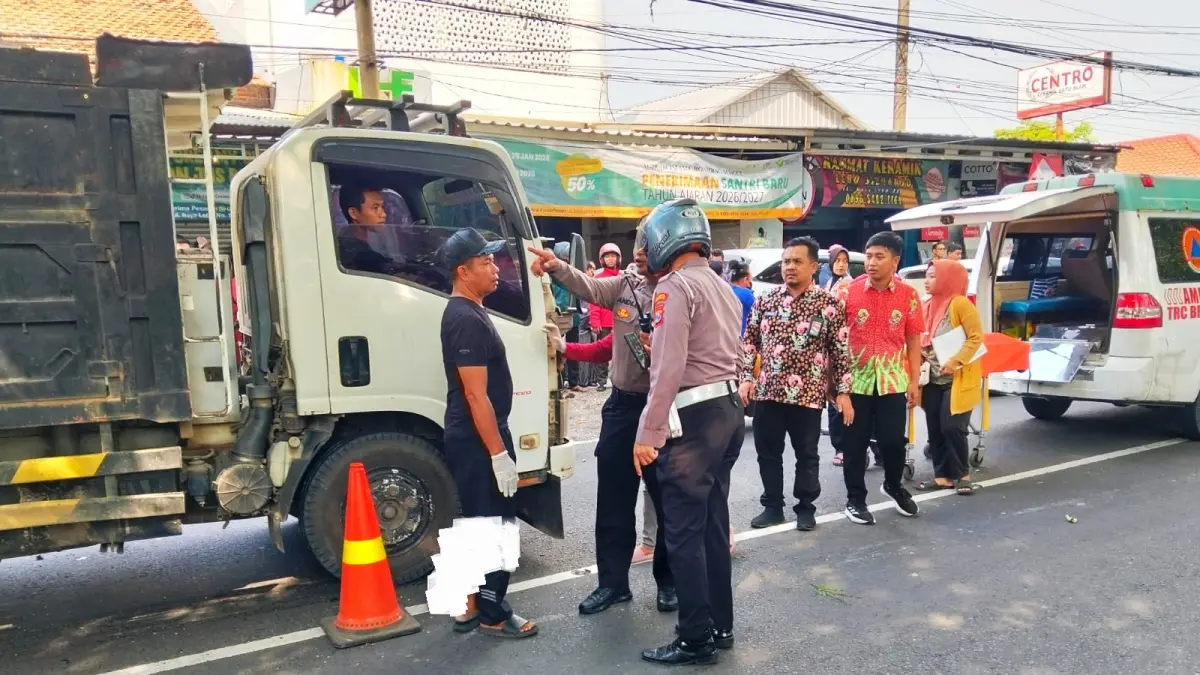 NAHAS: Polisi saat di lokasi kecelakaan lalu lintas di Jalan Lebo.