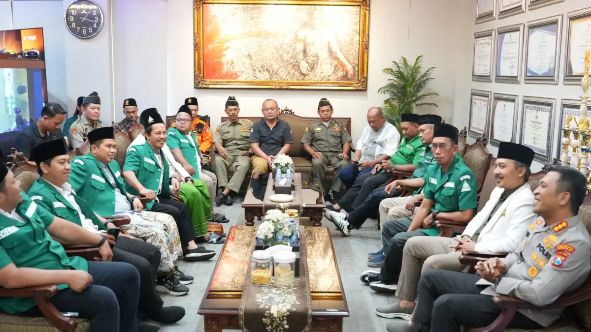GAYENG: Kapolresta Sidoarjo Kombes Pol Christian Tobing saat menerima kunjungan GP Ansor.