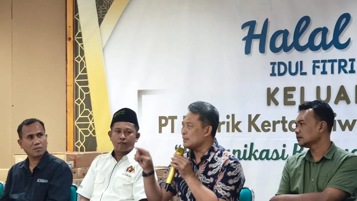 INOVATIF: Public Affair and License Manager Tjiwi Kimia, Beny Haryawan (dua dari kanan) bersama media. 