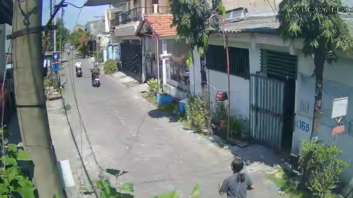 KABUR: Tangkapan layar CCTV aksi pencurian kendaraan bermotor.&nbsp;