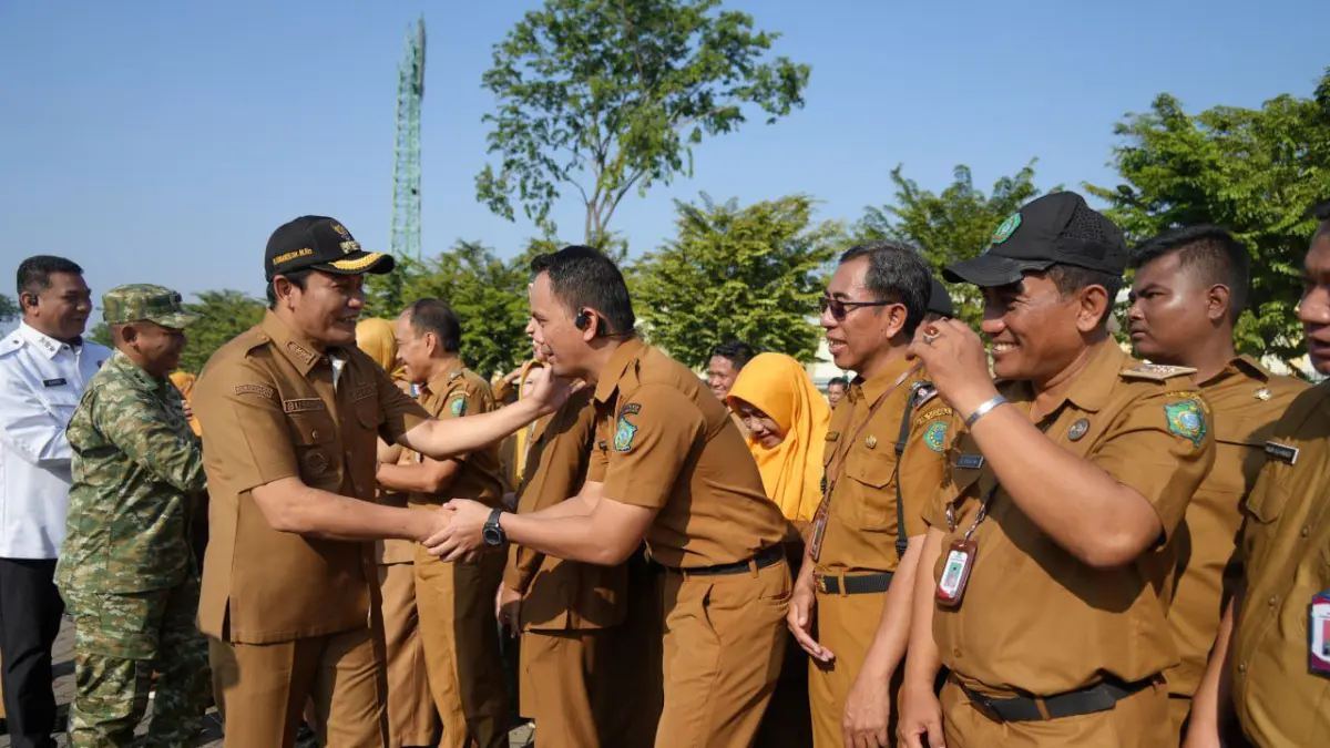 KERJA MAKSIMAL: Bupati Sidoarjo Subandi saat apel bersama ASN.