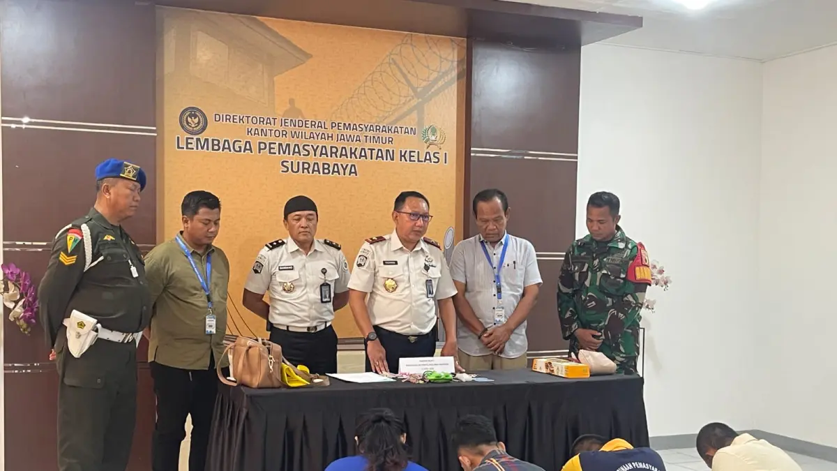 KETAT: Petugas amankan dua pengunjung dan dua narapidana yang nekat selundupkan sabu di Lapas Porong Sidoarjo.