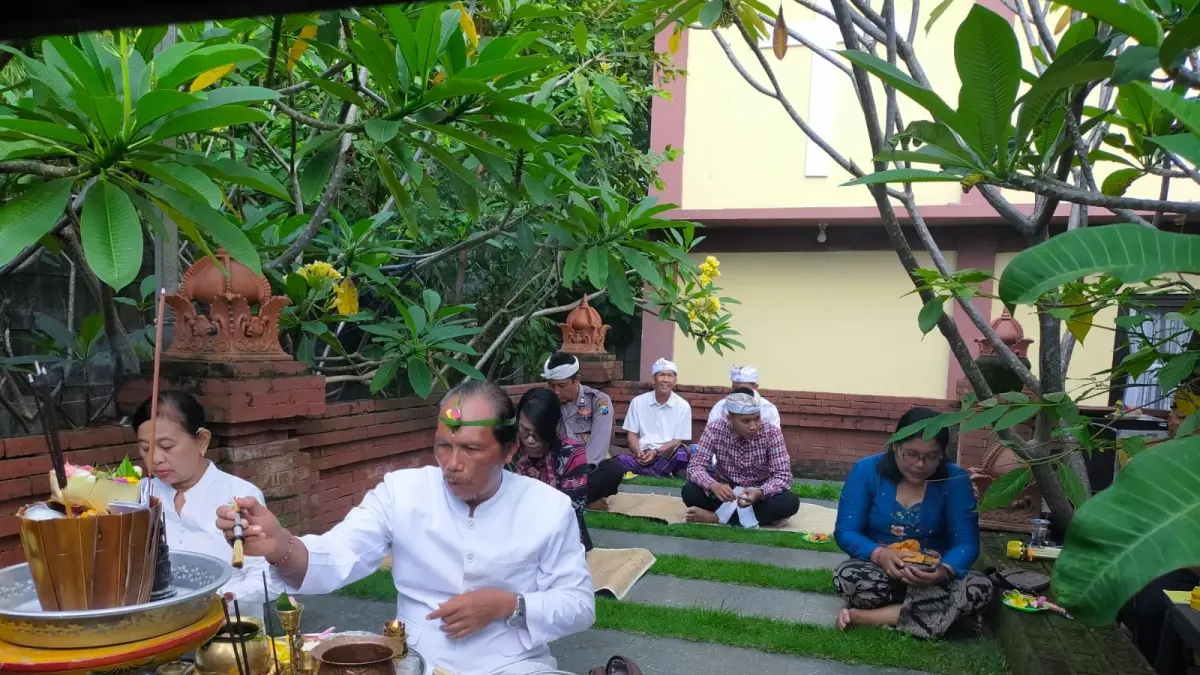 KHUSYUK: Umat Hindu mengikuti ibadah bulan purnama.