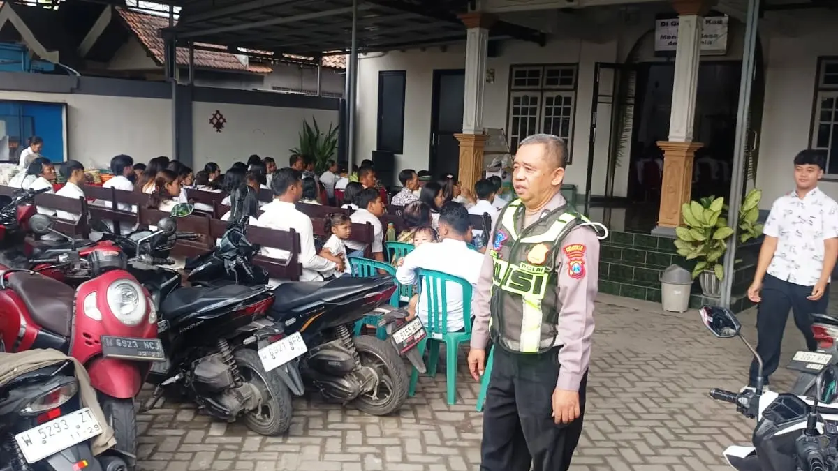 SEMANGAT: Personel Polsek Balongbendo mengamankan ibadah Jumat Agung di GKJW Lowong.