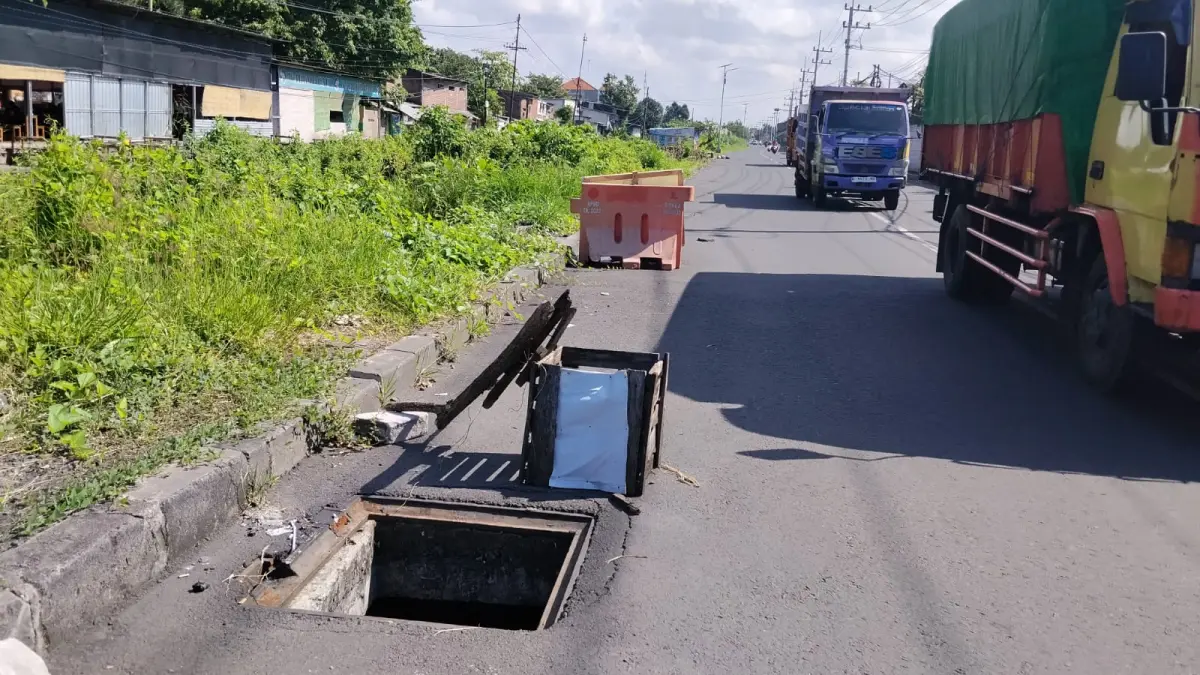BAHAYA: Sejumlah besi penutup got di ruas Jalan Frontage Road (FR) Raya Gedangan, &nbsp;hilang diduga dicuri.&nbsp;