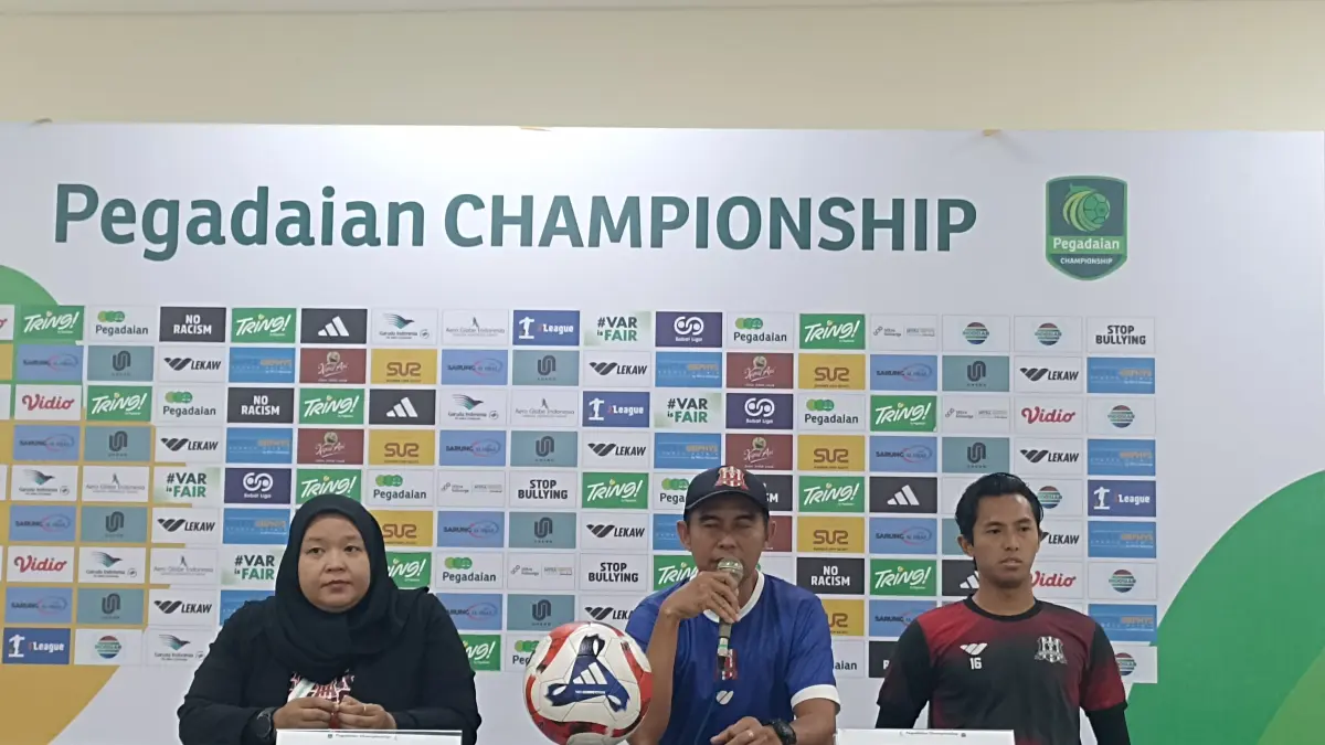 Pelatih Deltras FC, Nurul Huda. (tengah).