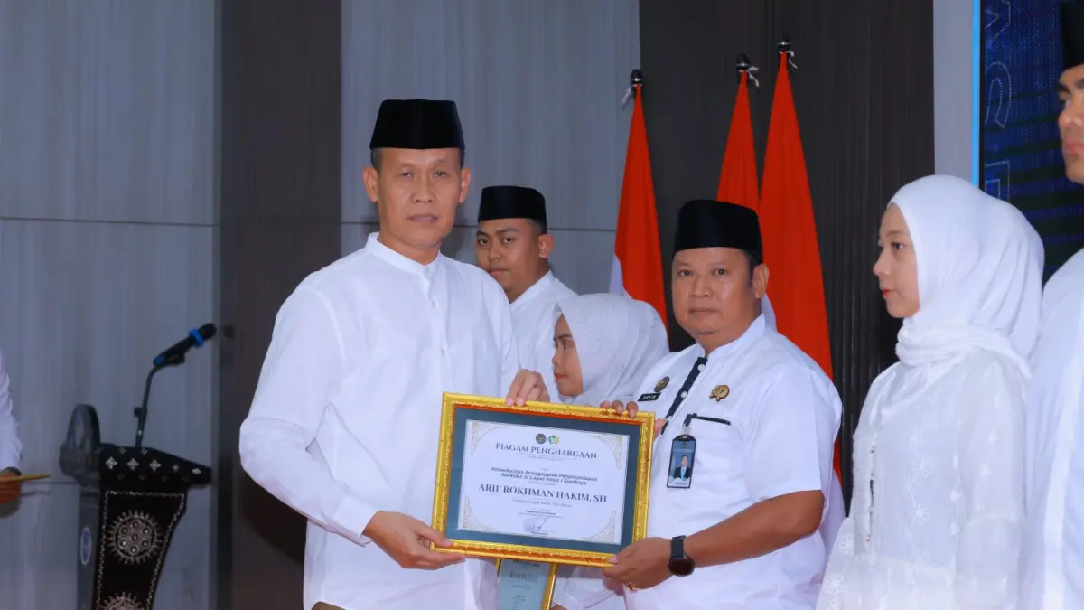 APRESIASI: Kakanwil Ditjenpas Jatim Kadiyono saat menyerahkan penghargaan kepada petugas yang berprestasi.&nbsp;