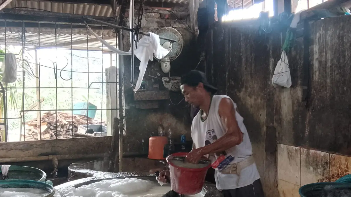 BERKUALITAS: UMKM perajin tahu di Sidoarjo menjadi salah satu penggerak perekonomian. (DIKY SANSIRI/RADAR SIDOARJO)