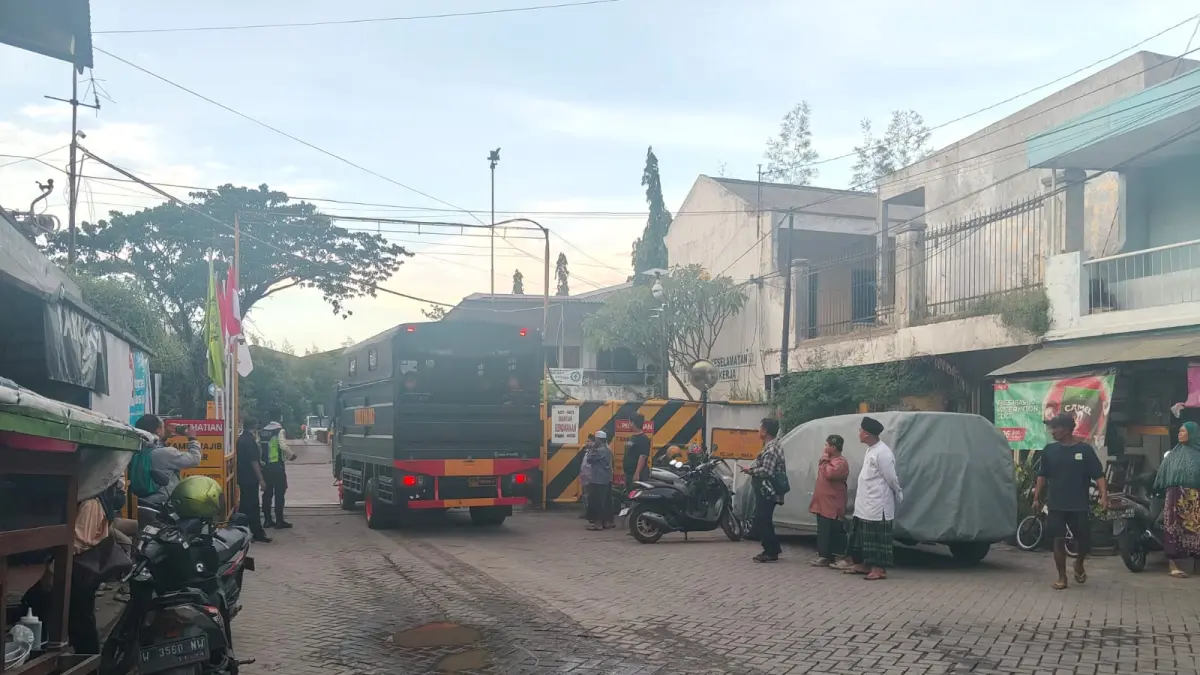 EVAKUASI: Lokaso PT Great Wall Steel (GWS), Desa Janti, Kecamatan Waru, Kabupaten Sidoarjo yang alami ledakan. 