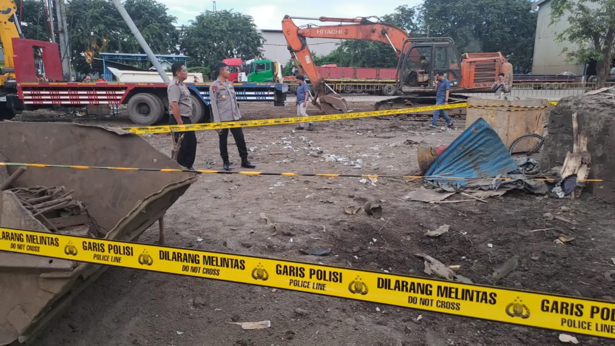 
OLAH TKP: Personel kepolisian memeriksa lokasi ledakan di PT Great Wall Steel, Janti, Waru, Sidoarjo.