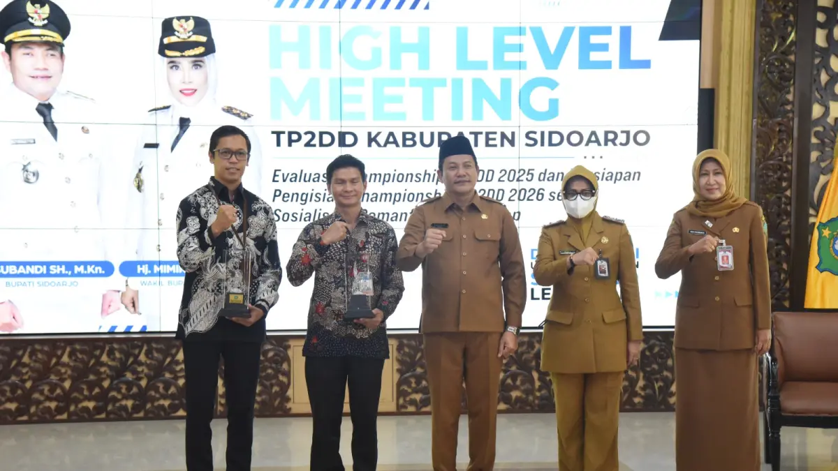 SINERGIS: Perwakilan dari Satgas P2DD dari Kemenko Perekonomian bersama Bupati Sidoarjo Subandi, Sekda Sidoarjo Fenny Apridawati dan Kepala BPPD Sidoarjo Noer Rochmawati.