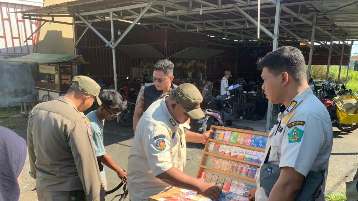 TEGAS: Petugas gabungan saat operasi bersama pemberantasan rokok ilegal.&nbsp;
