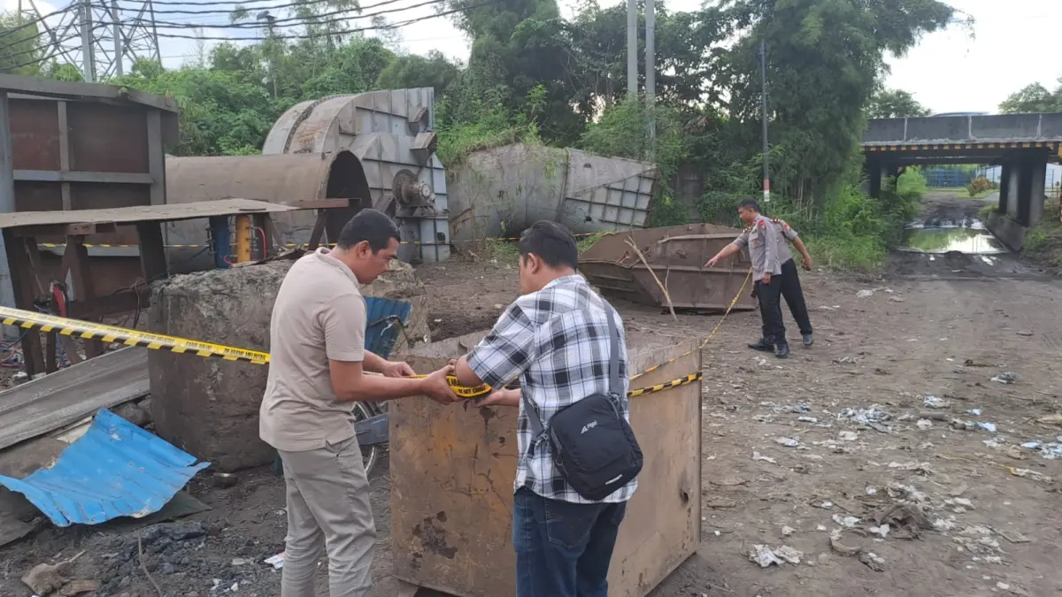 VIRAL: Sebuah ledakan terjadi di area penampungan besi tua (scrapyard) milik PT Great Wall Steel saat pekerja tengah melakukan proses pemotongan material besi, Senin (6/4).