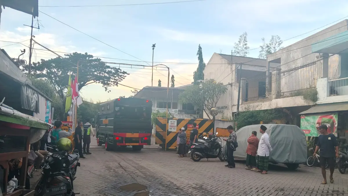 ADA KORBAN: Lokasi ledakan di  PT Great Wall Steel pada Senin (6/4) menghebohkan warga. 