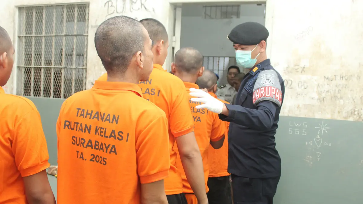 ANTRE: Petugas keamanan melakukan penggeledahan di Rutan Medaeng, Waru, Sidoarjo.