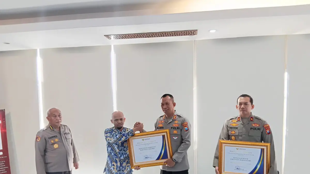 APRESIASI: Wakapolresta Sidoarjo AKBP M Zainur Rofiq saat menerima penghargaan di Mapolda Jatim, Surabaya.