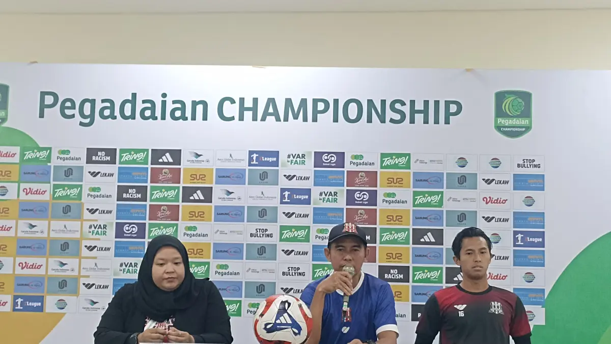 LESU: Pelatih Deltras Nurul Huda (tengah) bersama pemain Shulton Fajar.

&nbsp;&nbsp;