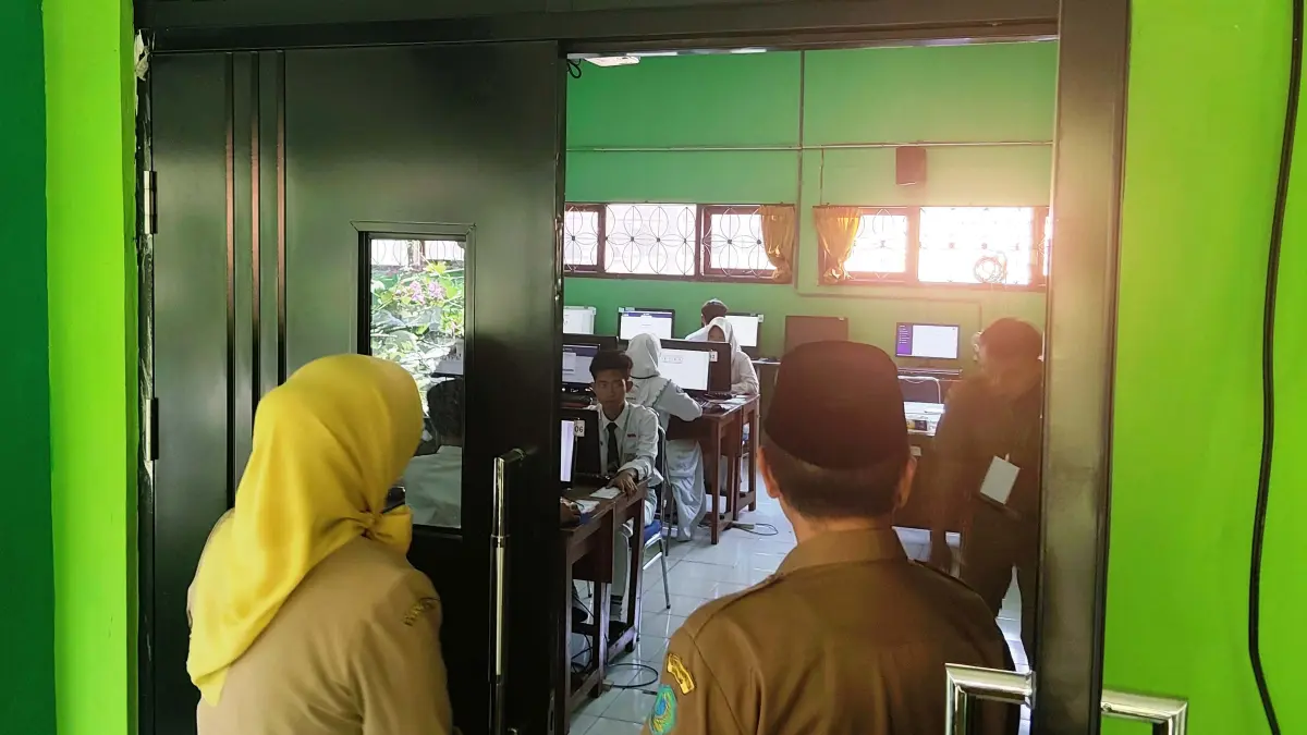 SERIUS: Kepala Dinas Pendidikan dan Kebudayaan Kabupaten Sidoarjo, Tirto Adi, memantau pelaksanaan Tes Kemampuan Akademik (TKA).