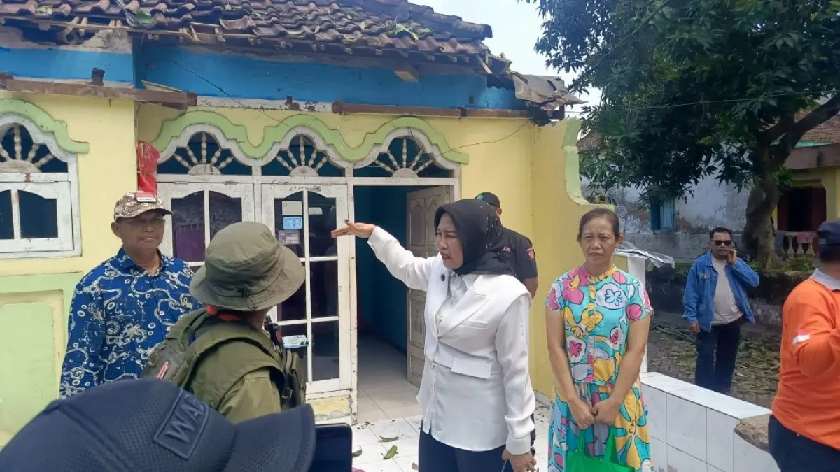 TERJUN LAPANGAN: Wakil Bupati Sidoarjo Mimik Idayana saat meninjau kondisi rumah rusak milik warga.
