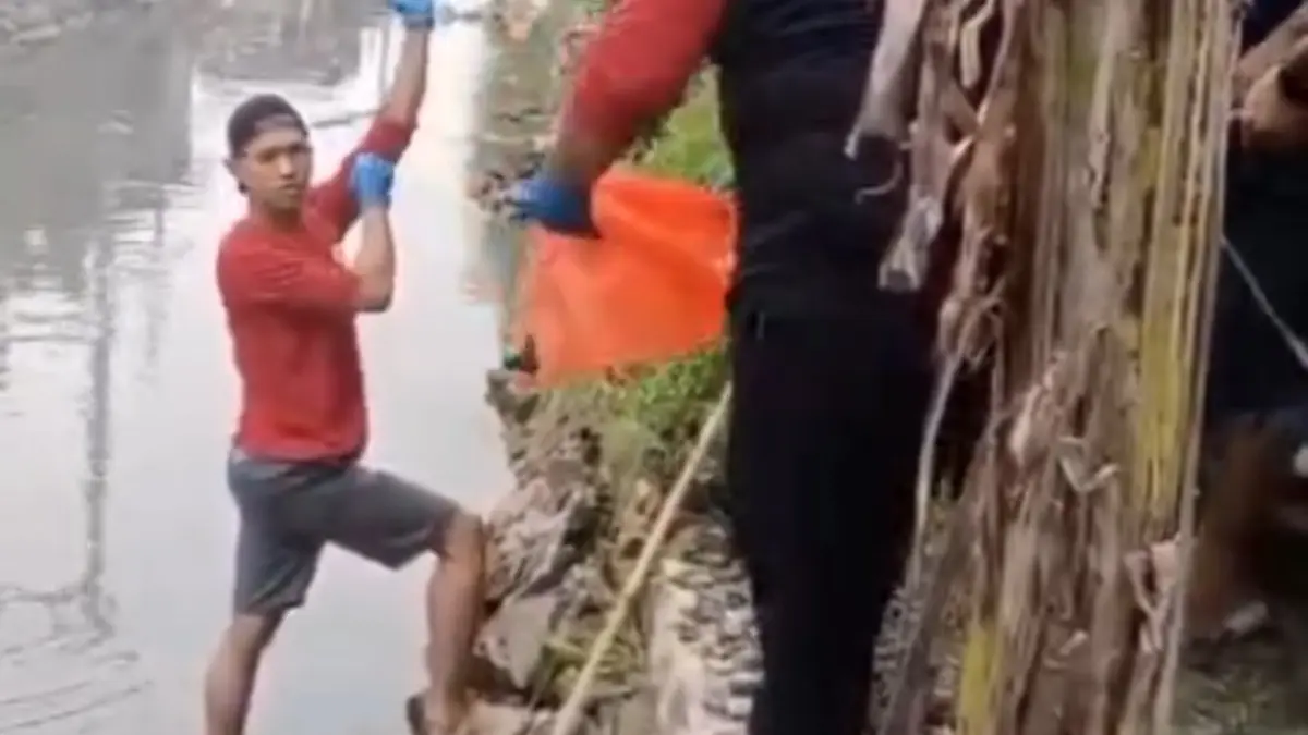 TRAGIS: Personel Polsek Krian mengevakuasi potongan kaki korban kecelakaan kereta api yang ditemukan di Sungai Avfour Tanggul, Wonoayu.

&nbsp;