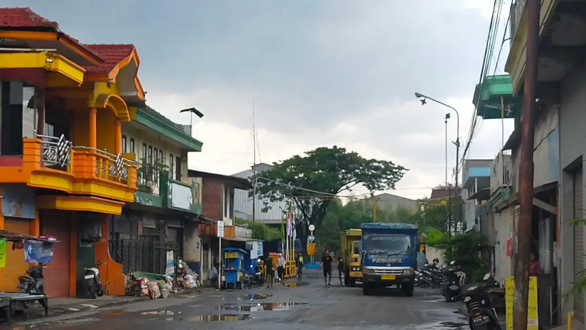 MELEDAK: Suasana di depan PT Great Wall Steele di Jalan Raya Janti, Waru.