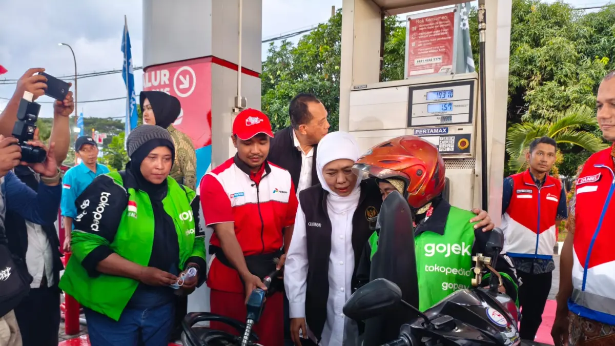 PEDULI: Gubernur Jawa Timur, Khofifah Indar Parawansa bagikan BBM gratis di SPBU Albatros, Kecamatan Sedati, Sidoarjo, Rabu (8/4) sore. (DIKY SANSIRI/RADAR SIDOARJO)