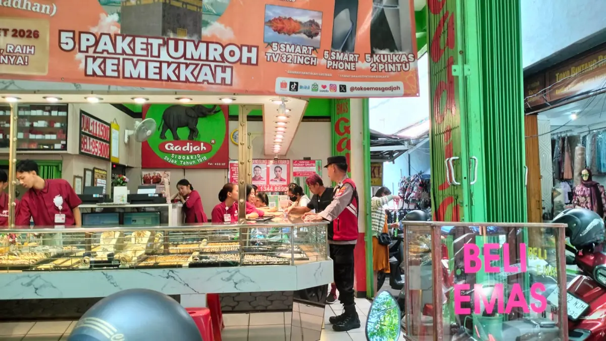 SIGAP: Personel Polsek Krian saat berpatroli dialogis di kawasan Krian.