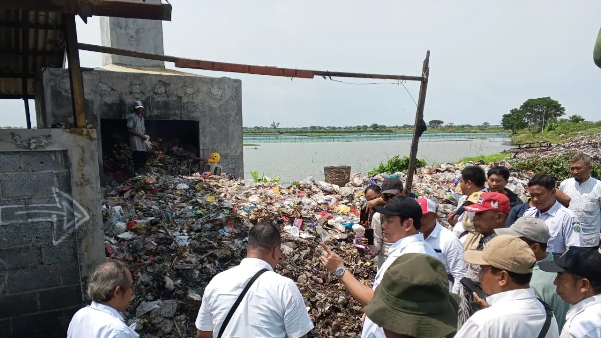TERJUN LANGSUNG: Bupati Sidoarjo Subandi melakukan inspeksi mendadak (sidak) ke lokasi pembuangan sampah di Desa Penatarsewu, Kecamatan Tanggulangin, Rabu (8/4/2026).