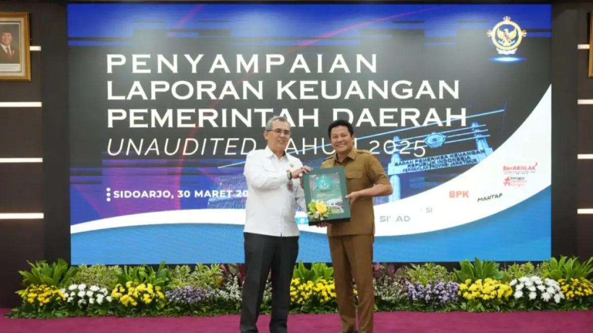 TRANSPARANSI: Bupati Sidoarjo Subandi menyerahkan Laporan Keuangan Pemerintah Daerah (LKPD) Unaudited Tahun Anggaran 2025.